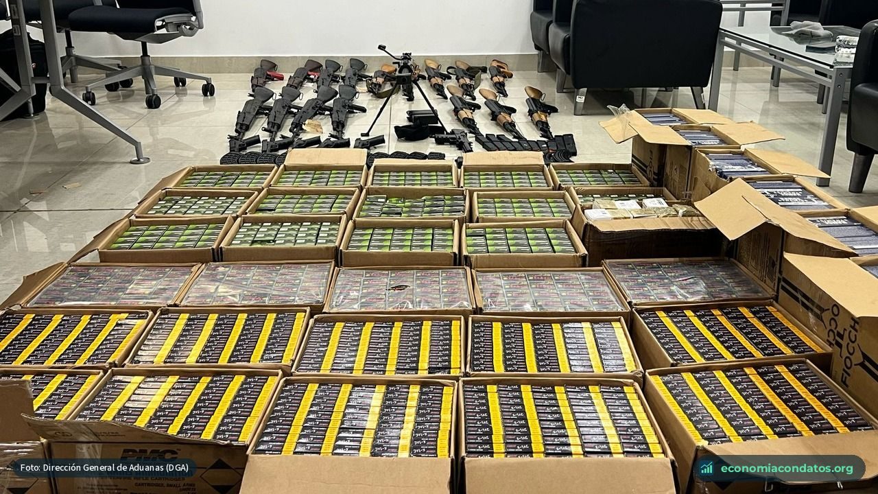 Fusiles y cajas de municiones decomisados por la DGA en el puerto de Haina en un contenedor en tránsito de Miami hacia Haití